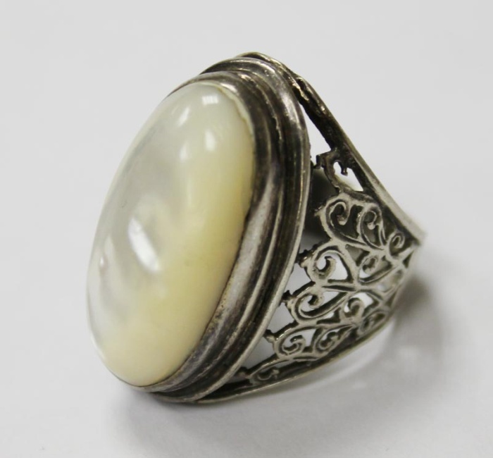 Перстень с перламутром, серебро, 92 пробы
