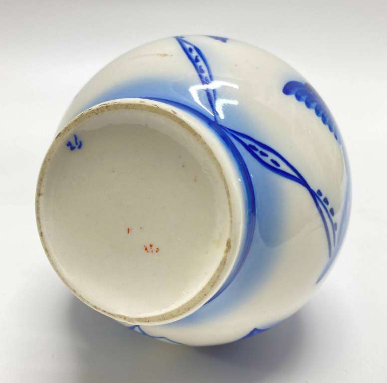 Ваза гжель (скол на горлышке)