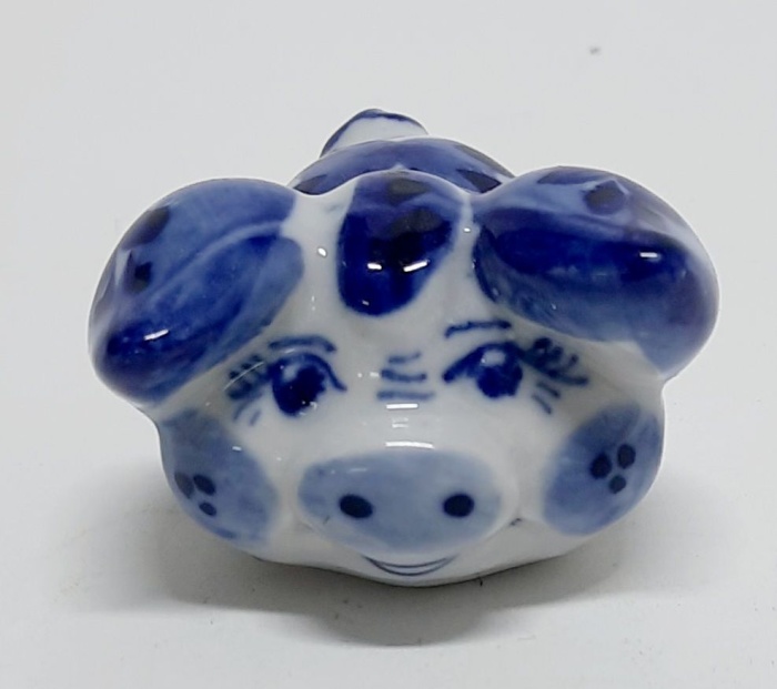 Фарфоровый сувенир "Хрюшка" (сост. на фото)