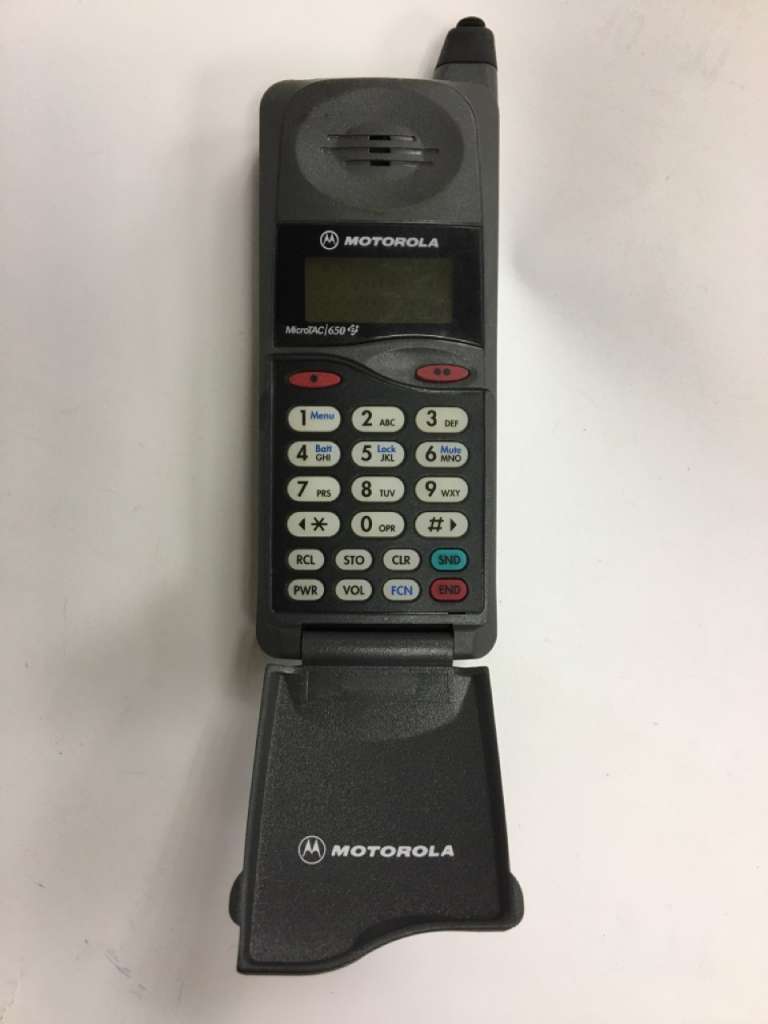 Телефон мобильный Motorola Micro Tac 650 E с адаптером и коробкой, серый (сост. на фото)