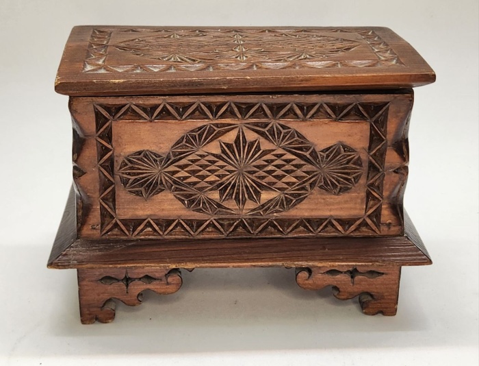 Шкатулка на ножках дерево резьба 19 век