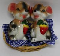 Набор солонка и перечница "Мышки" на подставке, фарфор, Китай (сост. на фото)