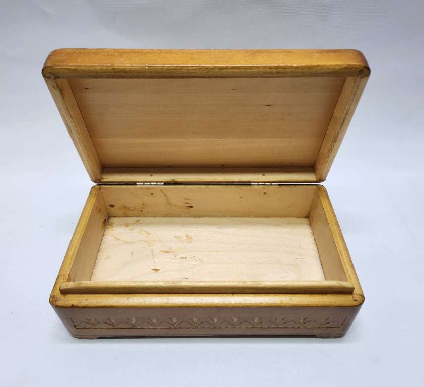 Шкатулка деревянная СССР резьба роспись (сост. на фото)