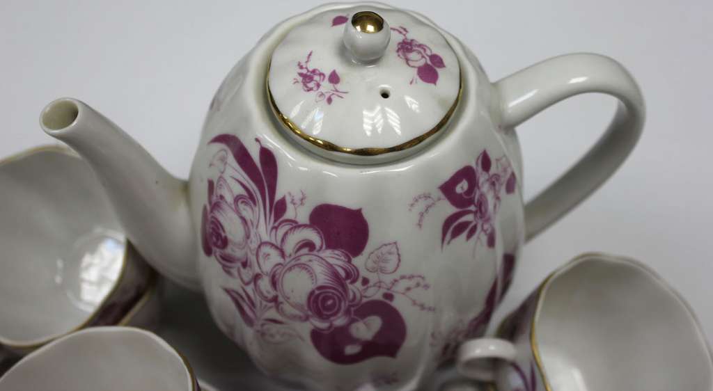 Чайный сервиз фарфор из 19-ти предметов с цветочным узором ЛФЗ (90-ые)