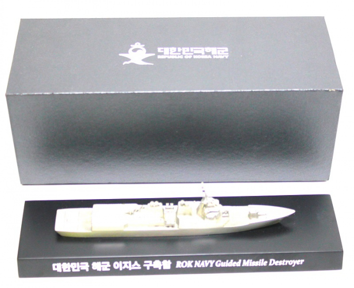 Модель корабля, пластик, 10*18 см., новый, Корея (сост. отл)