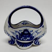 Конфетница, фарфор, авторская работа, клеймо Исаев и К, 13*14 см. (сост. на фото)