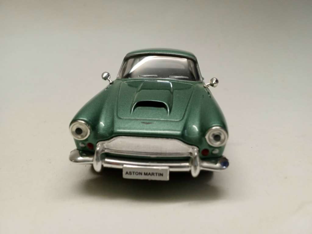 Суперкары модель Aston Martin DB4 Астон Мартин без коробки