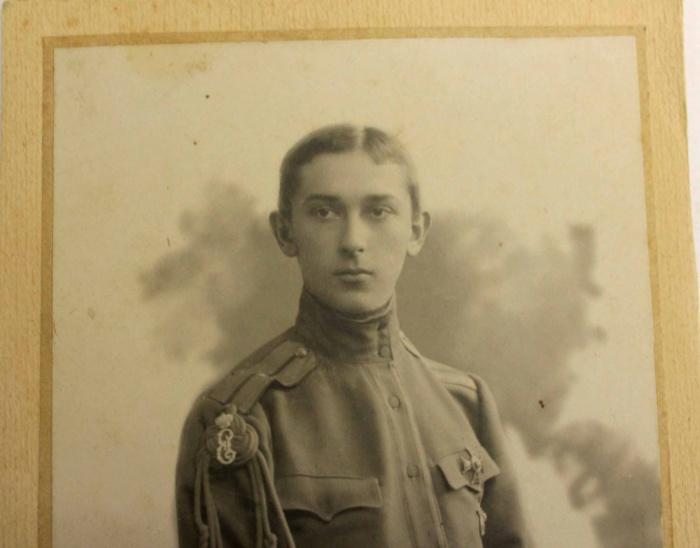 Винтажная фотокарточка молодого военного с медалями 
