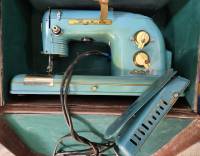 Электрическая швейная машинка Тула Модель 1 СССР с педалью и чехлом работоспособность не проверялась