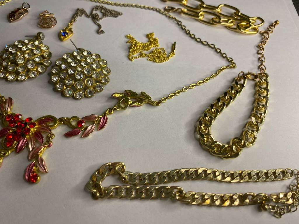 Набор украшений 4 браслета, 3 подвески, пара сережек и колье, под желтое золото