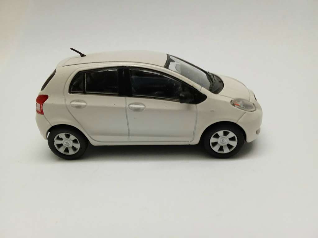 Модель авто 1:43 Toyota Yaris hongwell 