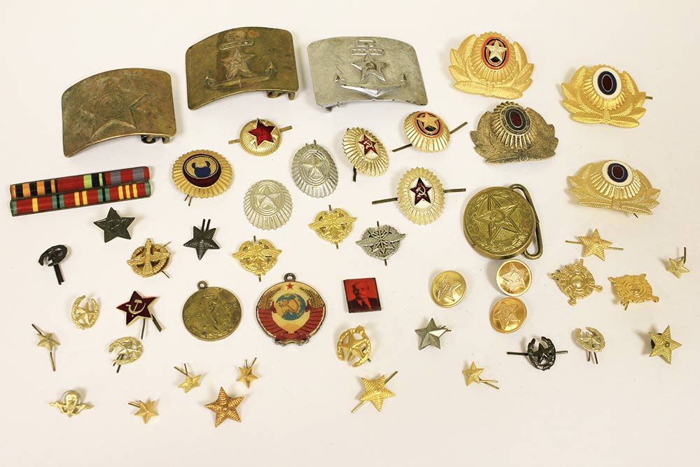 Коллекция пряжек, значков, пуговиц, медалей с символикой СССР (48 штук, все на фото)