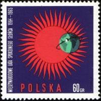 (1965-045) Марка Польша "Эмблема (Фиолетово-красная)"   Международный год спокойного солнца,1964-196