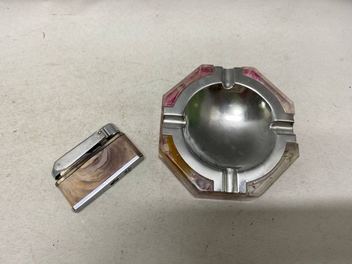 Пепельница и зажигалка