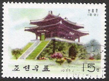 (1975-101) Марка Северная Корея &quot;Ворота Потонга&quot;   Архитектура Пхеньяна III Θ
