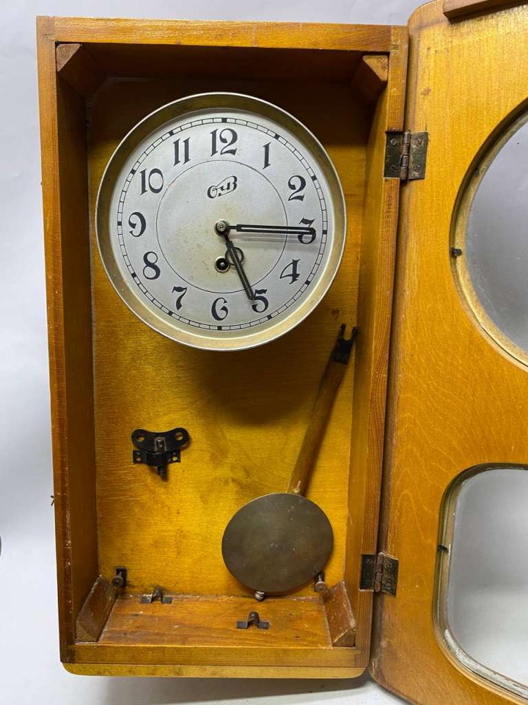Часы настенные с маятником. на ходу Орловский часовой завод