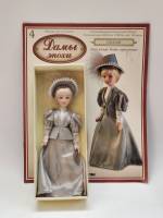 Кукла фарфор Дамы эпохи 4 Сесили с журналом