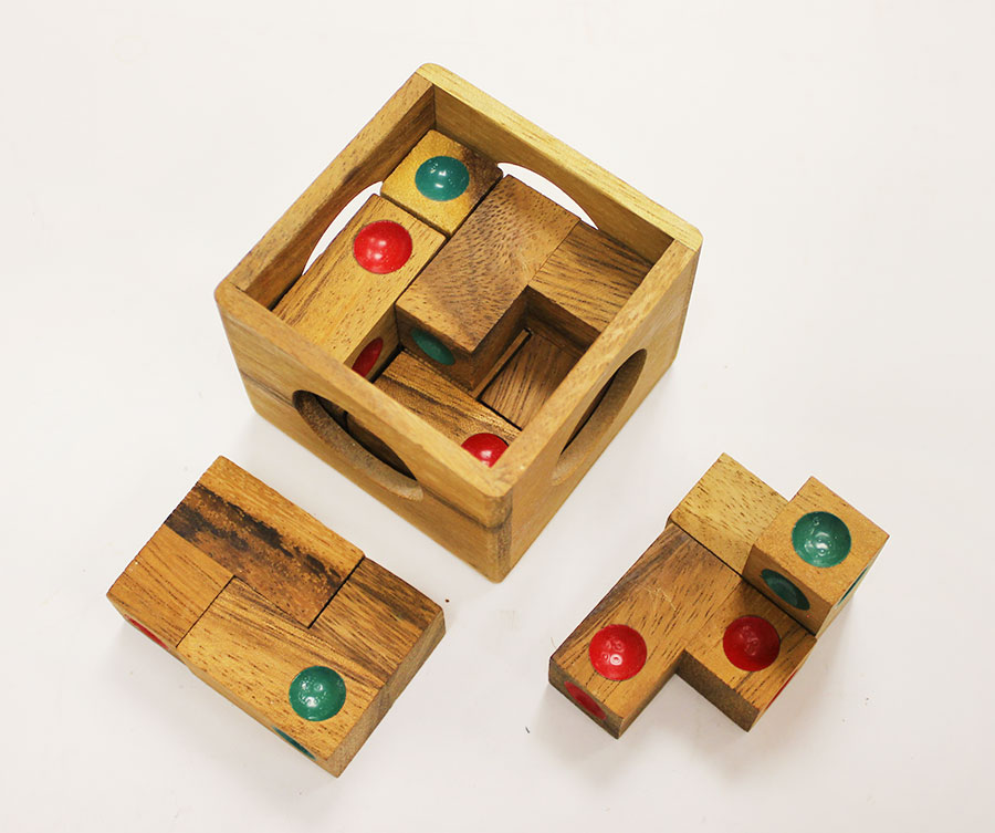 Головоломка-конструктор деревянный кубик (состояние на фото)