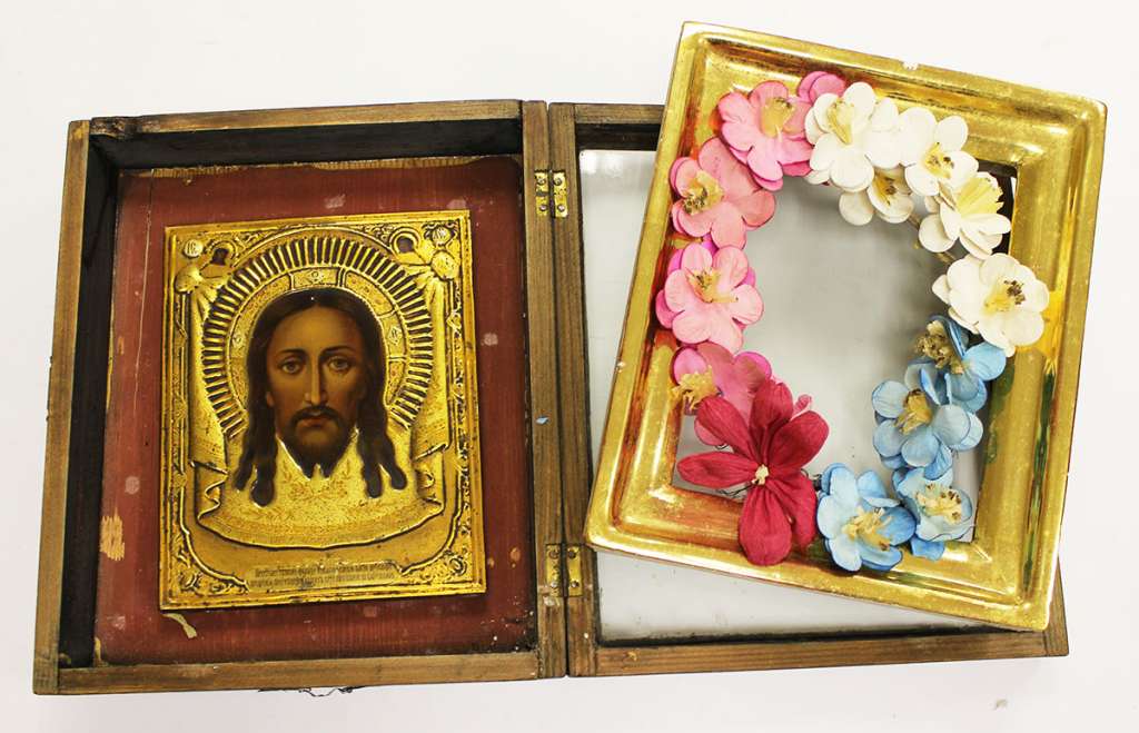 Икона Спасителя в окладе и киоте, украшена бумажными цветами (состояние на фото)