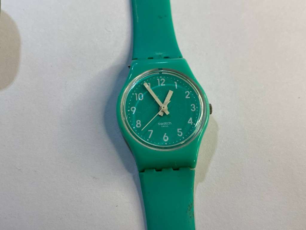 Часы наручные Swatch и два браслета