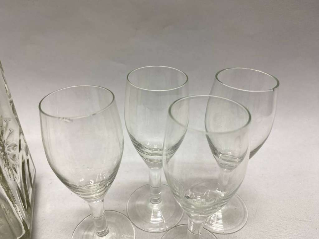 Графин и 8 стопок, стекло