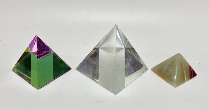 Сувенир пирамиды оптическое стекло камень 