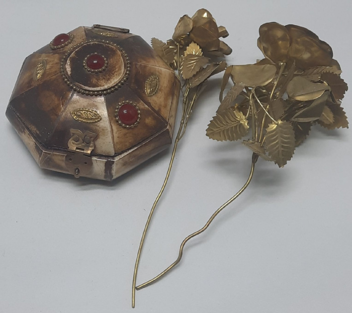 Набор шкатулка деревянная + 2 метал.цветка (сост на фото)
