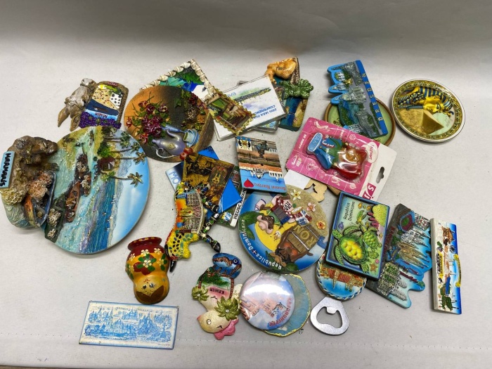 Сувениры разной формы, магниты