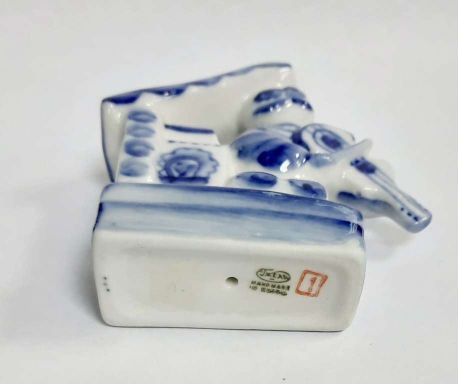 Фарфоровый сувенир "Сверчок", гжель