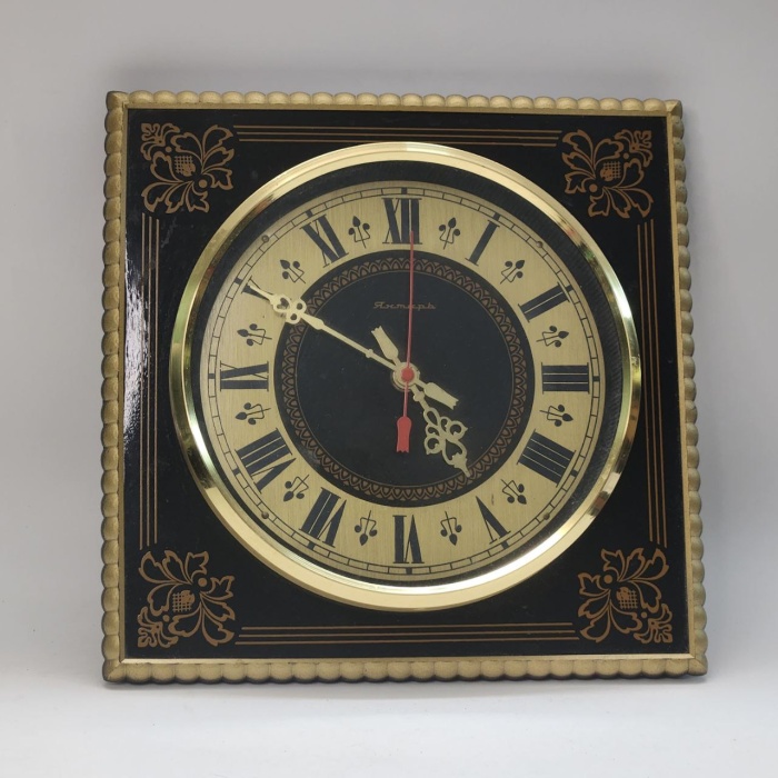 Часы настенные квадратные Янтарь кварц СССР