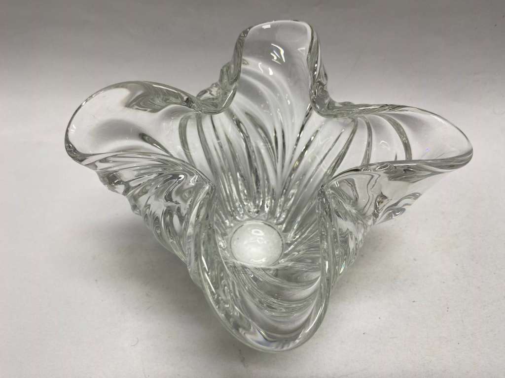 Ваза стекло волнистый край 15 см