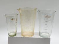 Мерные стаканы 2 шт стекло и 1 шт пластик СССР (всего 3 штуки)