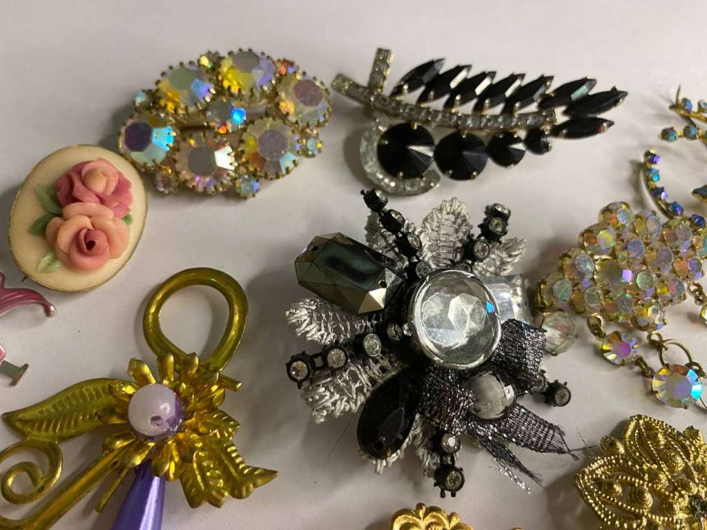 Брошь набор 16 шт из разных матералов