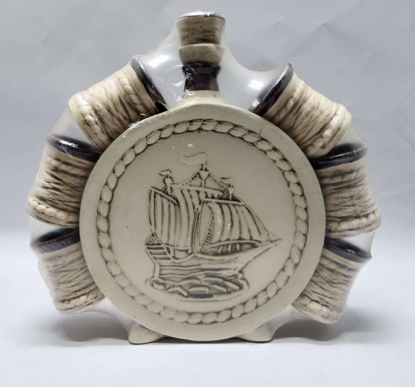 Штоф и 6 рюмок керамика с надписью Сочи и изображением корабля (сост. на фото)