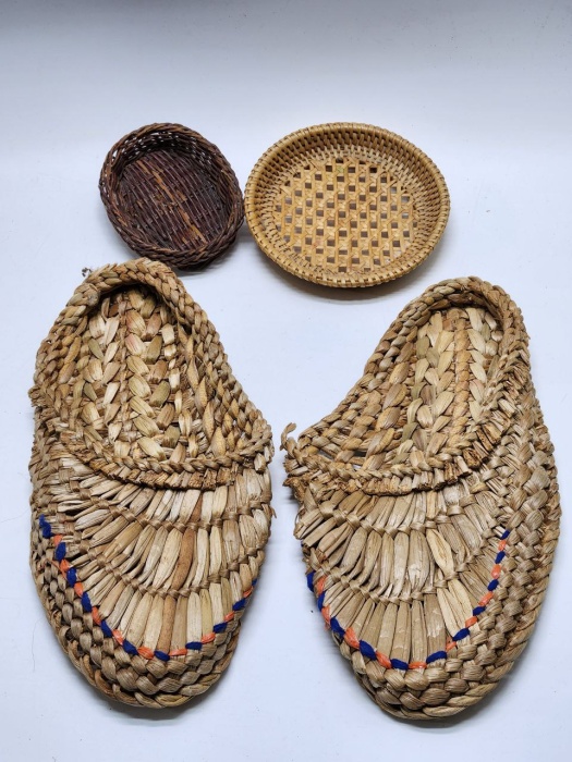 Лапти сувенирные (тапки) и 2 розетки (плошки) плетеные