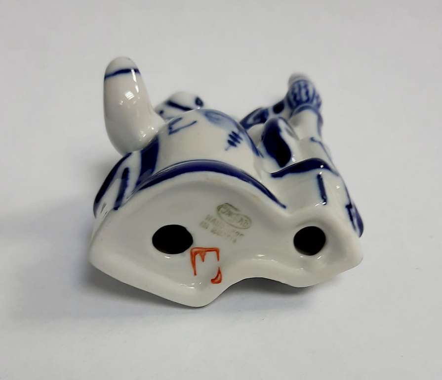 Фарфоровый сувенир "Ткачиха", гжель