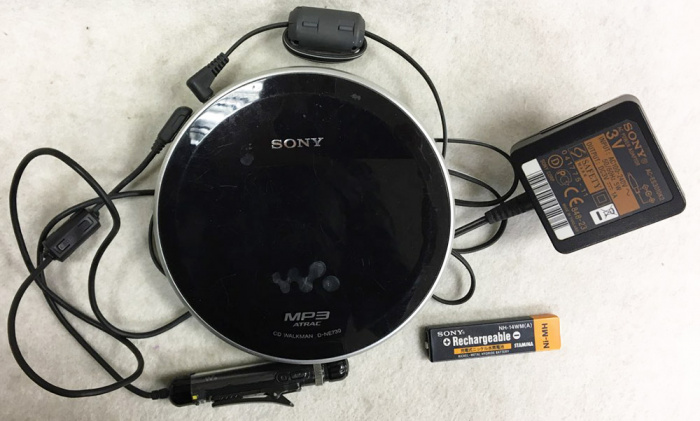 CD-плеер Sony, с адаптером, гарнитурой и аккумулятором (сост. на фото)