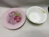 Тарелки 4 шт и салатник стеклокерамика