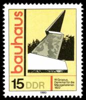 (1980-035) Марка Германия (ГДР) "Памятник павшим, Веймар"    Архитектура "Баухауз" II Θ