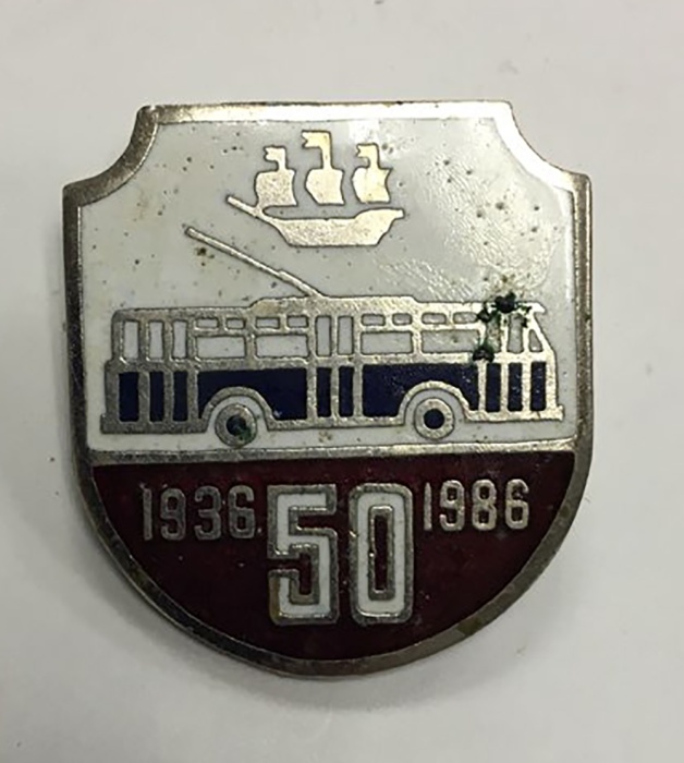 Значок Знак СССР "Троллейбус 50 1936-1986" На булавке 