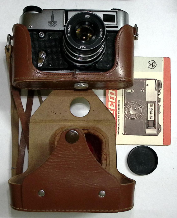 Фотоаппарат плёночный  ФЭД 5В в кожаном футляре с инструкцией   СССР  (сост. отл)