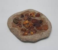 Янтарь на камне (сост на фото)