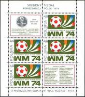 (1974-037) Блок марок Польша "Эмблема"    Серебряная медаль на чемпионат мира по футболу 1974г. в Мю