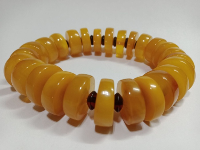 Браслет из двух видов янтаря 30 гр (новый)
