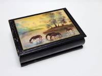 Шкатулка дерево лаковая миниатюра Кони на водопое 10,5 х 7,5 х 3 см.