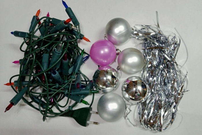 Ёлочная гирлянда рабочая + набор шаров 6 шт. (новые)