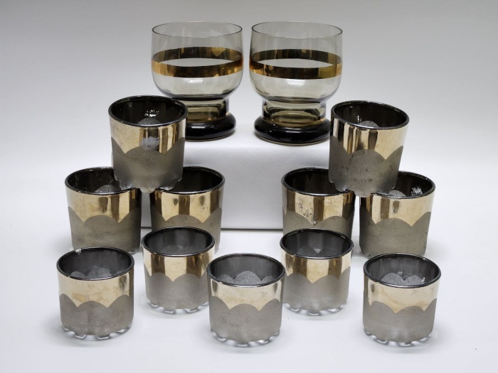Стопки и бокалы стекло напыление отделка золого цвета 13 штук