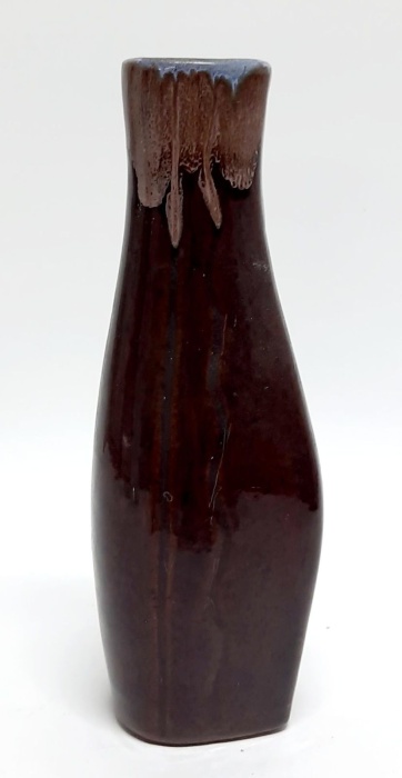 Ваза керамическая, высота - 19 см. (сост. на фото)