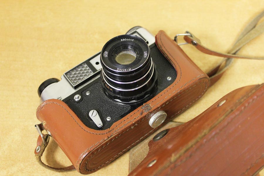 Фотоаппарат ФЭД-5 в кожаном футляре, с оригинальной инструкцией (состояние на фото)