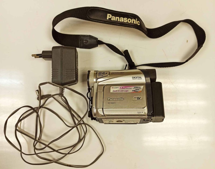 Видеокамера Panasonic NV-GS11 с адаптером ( Сост. на фото )